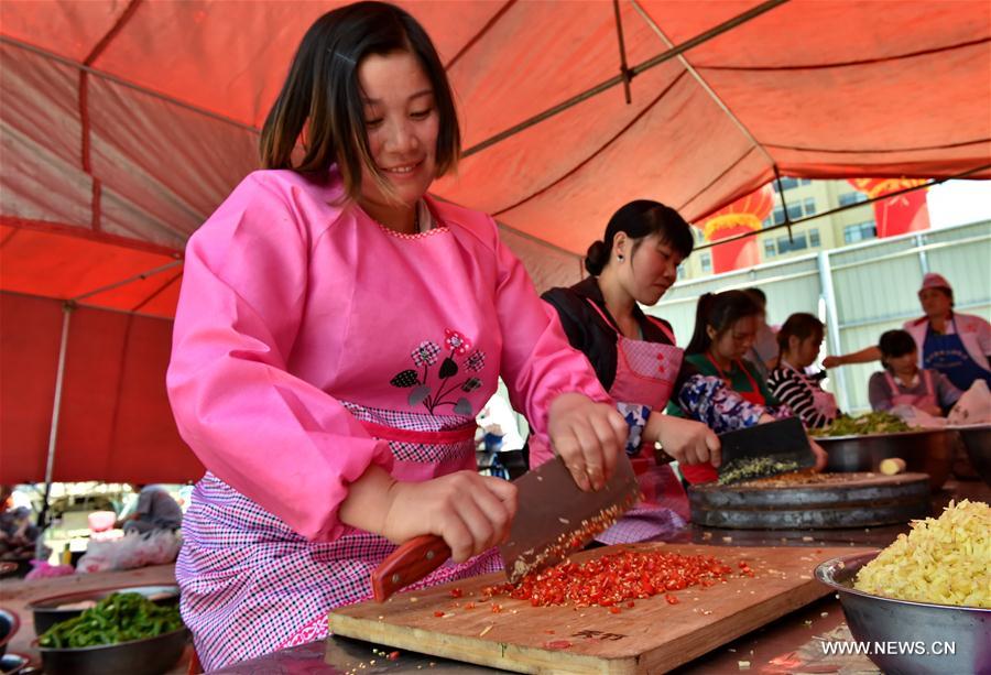 Migrant workers cook a meal at a construction site in Yuncheng city, north China&apos;s Shanxi Province, April 28, 2017. Over 600 migrant workers from southwest Sichuan province gathered together to celebrate the upcoming Labor Day holiday. (Xinhua/Cao Yang) 