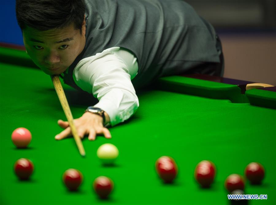 Ding Junhui of China competes in the third session of the semifinal against Mark Selby of England during the World Snooker Championship 2017 at the Crucible Theatre in Sheffield, Britain on April 28, 2017. (Xinhua/Jon Buckle)