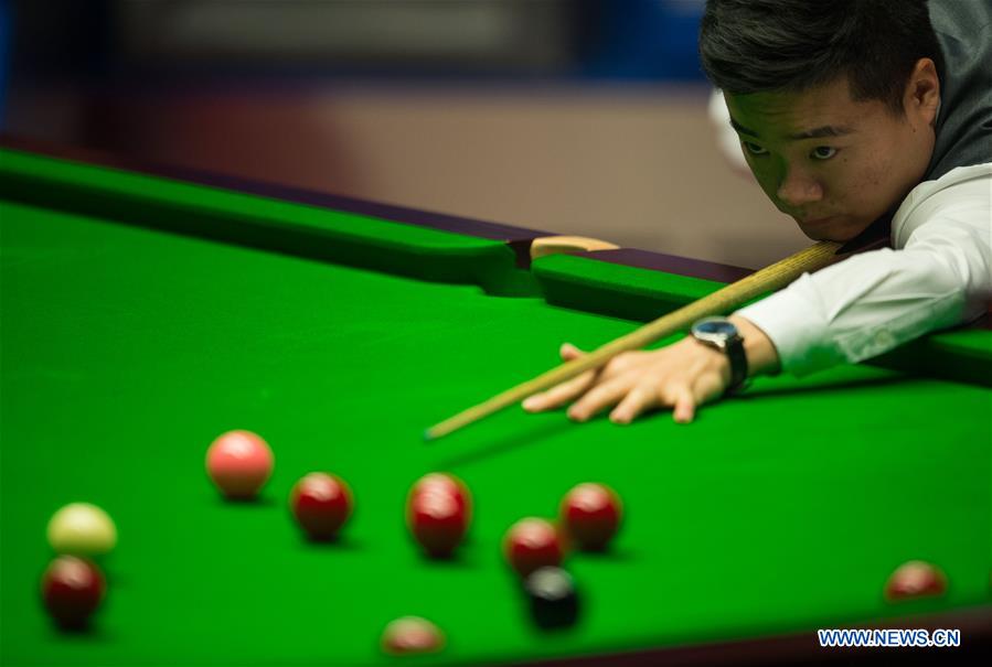Ding Junhui of China competes in the third session of the semifinal against Mark Selby of England during the World Snooker Championship 2017 at the Crucible Theatre in Sheffield, Britain on April 28, 2017. (Xinhua/Jon Buckle)