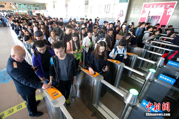 Tourists check in at the railway station in Taiyuan, Shanxi Province on April 28, 2017. [Photo/Chinanews.com]