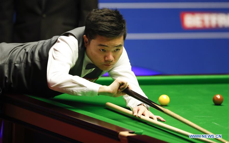 Ding Junhui of China competes during the third session of the semifinal against Mark Selby of England during the World Snooker Championship 2017 at the Crucible Theatre in Sheffield, Britain on April 28, 2017. (Xinhua/Han Yan)