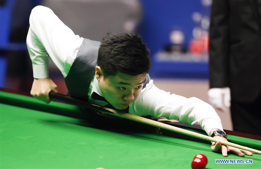 Ding Junhui of China competes during the third session of the semifinal against Mark Selby of England during the World Snooker Championship 2017 at the Crucible Theatre in Sheffield, Britain on April 28, 2017. (Xinhua/Han Yan)