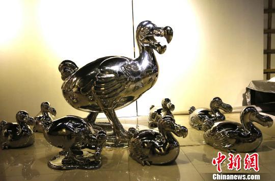 A work by artist Liu Ruowang is displayed at the annual Art Beijing. [Photo/Chinanews.com 