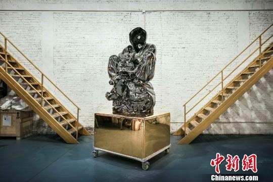 A work by artist Huang Yulong is displayed at the annual Art Beijing. [Photo/Chinanews.com 