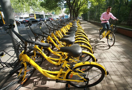 Ofo bikes along Beijing's East Third Ring Road. [Photo/China Daily] 