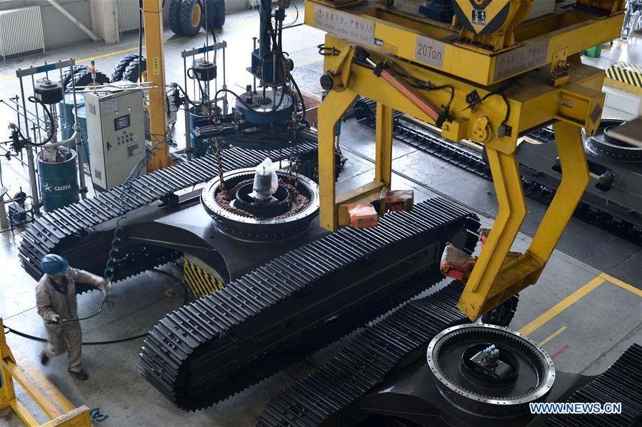 Workers are seen on the assembly line of excavator in Shandong Lingong Construction Machinery Co., Ltd. in Linyi, east China&apos;s Shandong Province, May 4, 2017. The enterprise have exported its construction machinery products to Malaysia, India, Russia, Saudi Arabia and some other countries and regions. (Xinhua/Guo Xuelei)