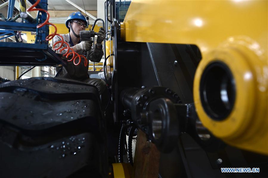 Workers are seen on the assembly line of loading machine in Shandong Lingong Construction Machinery Co., Ltd. in Linyi, east China&apos;s Shandong Province, May 4, 2017. The enterprise have exported its construction machinery products to Malaysia, India, Russia, Saudi Arabia and some other countries and regions. (Xinhua/Guo Xuelei)