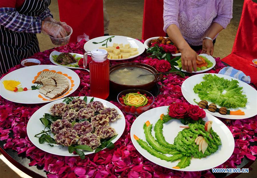 Villagers prepare edible rose dishes in Bajie subdistrict of Anning City, southwest China&apos;s Yunnan Province, May 5, 2017. Planting area of edible roses, a major ingredient of Yunnan&apos;s flower cake, has reached 8,900 mu (about 593 hectares) in Bajie. (Xinhua/Jing Huihui)