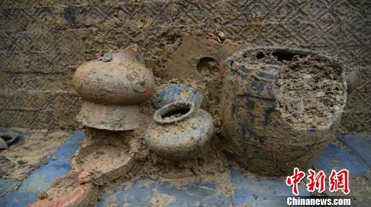 Pottery is unearthed from the tomb recently discovered in southwest China's Chongqing Municipality. [Photo/Chinanews.com]