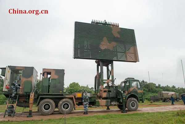 Soldiers and officers of a mobile radar force in the Southern Theater Command of the PLA (People&apos;s Liberation Army) set up radar antennas during training at an undisclosed location. [Photo by Chen Boyuan / China.org.cn]