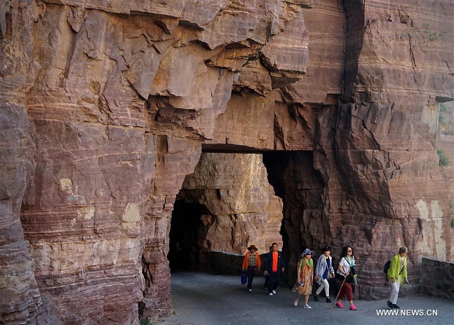 CHINA-HENAN-GUOLIANG VILLAGE-CLIFF ROAD (CN)