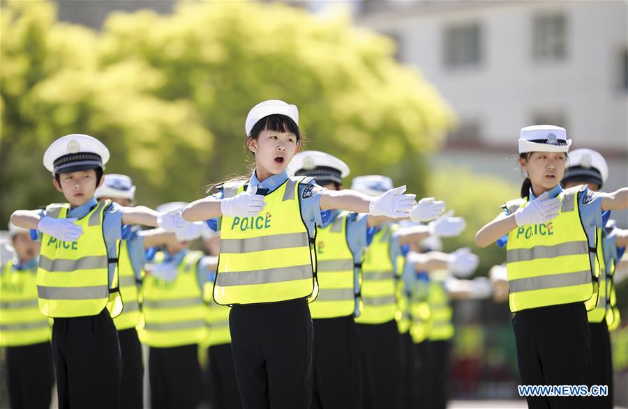 #CHINA-HOHHOT-STUDENT-TRAFFIC POLICE-GESTURE EXERCISE (CN)