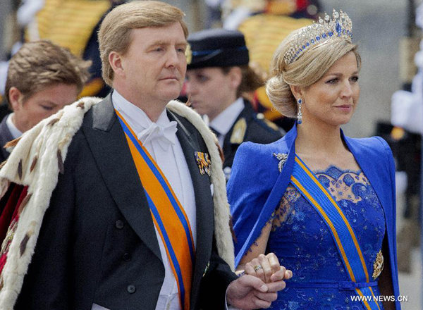 Dutch King Willem-Alexander (L) and his wife Maxima (R) step to the Church in Amsterdam to swear in, on April 30, 2013. (File photo / Xinhua)