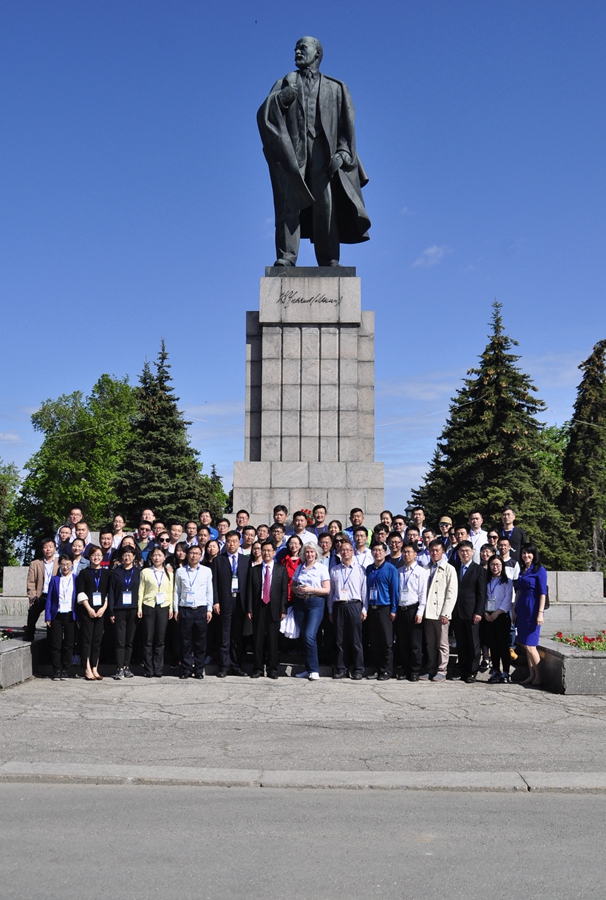 Members of the Chinese Youth Delegation pose for a photo in front of the Monument to Vladimir Lenin (1870 - 1924) in his hometown Ulyanovsk, Russia, on May 20, 2017. [Photo by Zhang Junmian/China.org.cn]