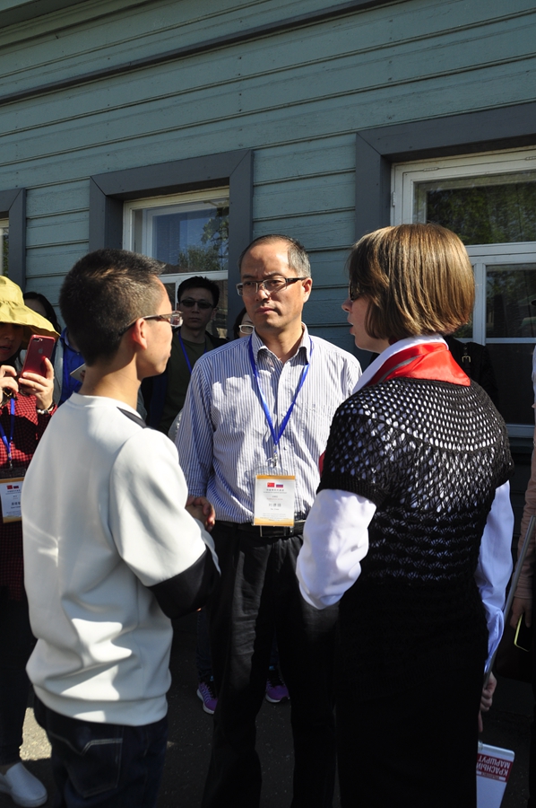 Members of the Chinese Youth Delegation talk with a guide while visiting the former residence of Vladimir Lenin&apos;s family in Ulyanovsk, Russia, on May 19, 2017. [Photo by Zhang Junmian/China.org.cn]