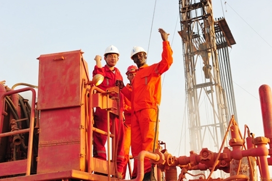 African and Chinese engineers at work at Sinopec's drilling site in Sudan. [Photo/China Daily] 