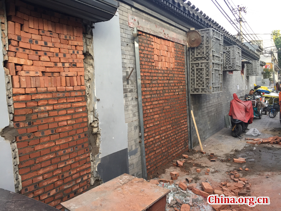 Former entrances are bricked up on South Jianzi Alley, Beijing, on May 23, 2017. [Photo by Christopher Georgiou / China.org.cn] 