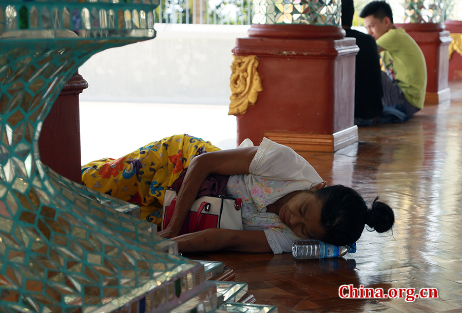 Locals take a respite from the heat at the Shwedagon Pagoda in Yangon, Myanmar on May 4. [Photo by Zhang Lulu / China.org.cn]