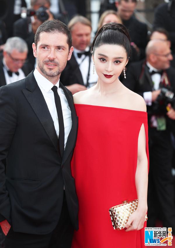 Jury member Chinese actress Fan Bingbing and actor Melvil Poupaud pose at the screening of the film &apos;The Beguiled&apos; in competition at the 70th Cannes Film Festival in Cannes, France, May 25, 2017. [Photo/Xinhua] 