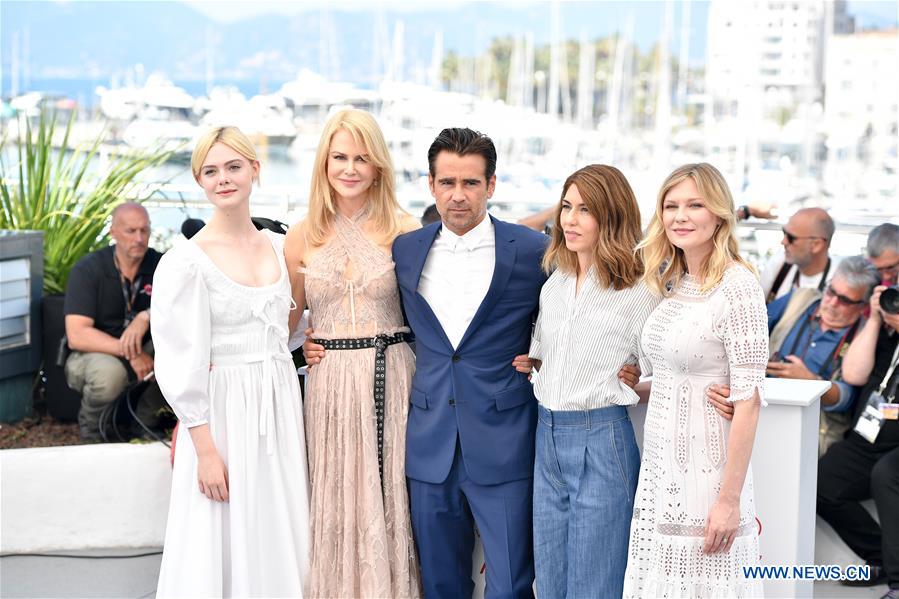 Actress Elle Fanning, actress Nicole Kidman, actor Colin Farrell, director Sofia Coppola and actress Kirsten Dunst (from L to R) of the film &apos;The Beguiled&apos; pose for a photocall in Cannes, France on May 24, 2017. The film &apos;The Beguiled&apos; directed by American director Sofia Coppola will compete for the Palme d&apos;Or on the 70th Cannes Film Festival. (Xinhua/Chen Yichen)