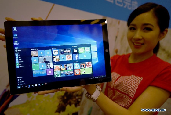 A staff member of Microsoft Taiwan demonstrates the interface of the new Windows 10 operating system at a press conference in Taipei, southeast China's Taiwan, July 29, 2015. Windows 10 was launched in 190 countries and regions on Wednesday. (Xinhua