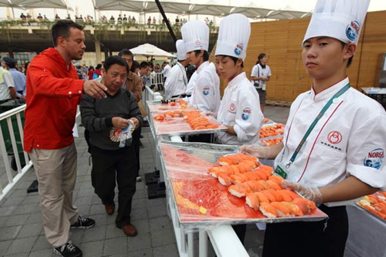 Visitors are invited to taste Norwegian salmon at the 2010 World Expo in Shanghai. [Photo/China Daily]