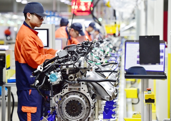 Workers from Zhejiang Fengrui Engine Co Ltd assemble engines for Geely automobiles in Yiwu, Zhejiang province. [Photo/China Daily] 