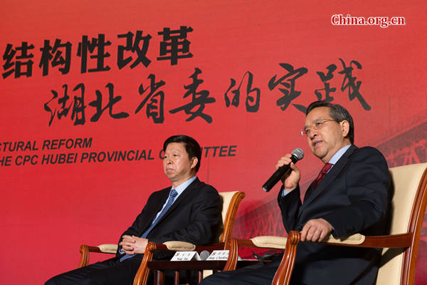 Song Tao (L), head of IDCPC, and Jiang Chaoliang (R), Party chief of Hubei Province, respond to questions from international delegates at a thematic briefing held in Beijing on the practice of the supply-side reform in Hubei on May 25, 2017. [Photo by Chen Boyuan / China.org.cn]