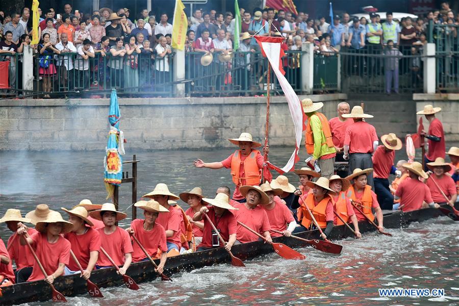 People take part in a dragon boat activity in Guangzhou, capital of south China&apos;s Guangdong Province, May 26, 2017. A folk activity to celebrate the upcoming Chinese traditional Duanwu Festival, or Dragon Boat Festival, was held in Tianhe District of Guangzhou on Friday. The festival falls on May 30 this year. (Xinhua/Liang Xu) 