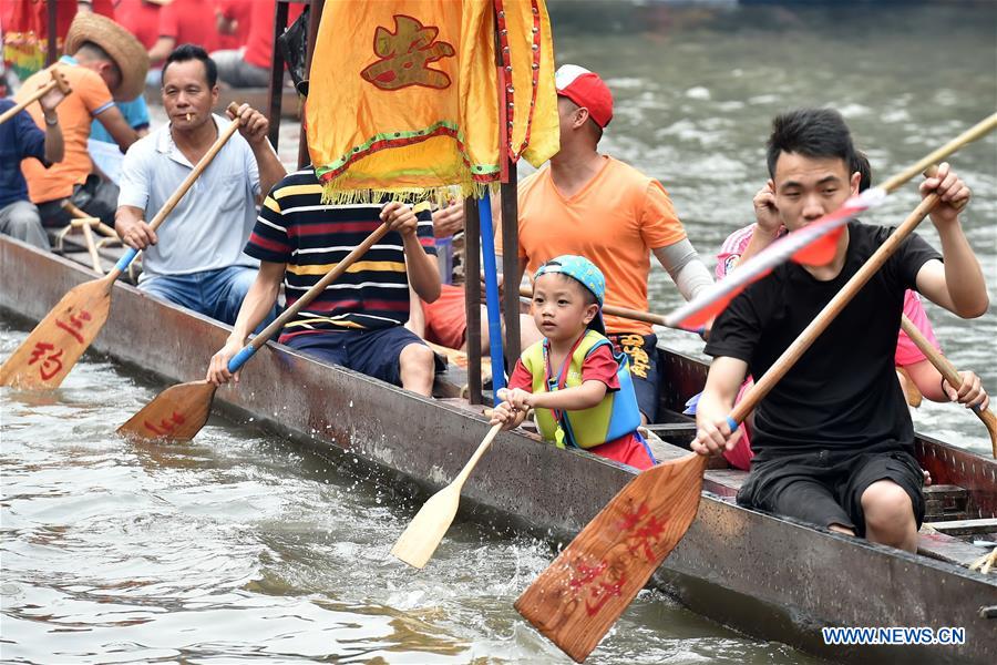 A child takes part in a dragon boat activity in Guangzhou, capital of south China&apos;s Guangdong Province, May 26, 2017. A folk activity to celebrate the upcoming Chinese traditional Duanwu Festival, or Dragon Boat Festival, was held in Tianhe District of Guangzhou on Friday. The festival falls on May 30 this year. (Xinhua/Liang Xu) 