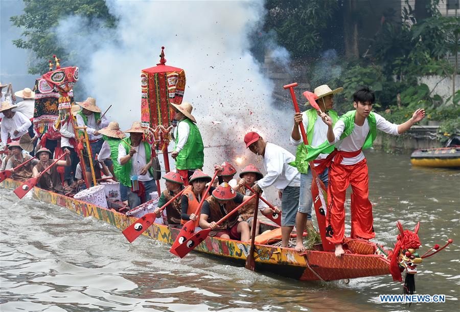 People take part in a dragon boat activity in Guangzhou, capital of south China&apos;s Guangdong Province, May 26, 2017. A folk activity to celebrate the upcoming Chinese traditional Duanwu Festival, or Dragon Boat Festival, was held in Tianhe District of Guangzhou on Friday. The festival falls on May 30 this year. (Xinhua/Liang Xu) 