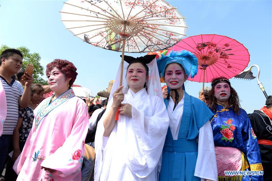 Performers attend a folk cultural festivity in Pingxiang, east China&apos;s Jiangxi Province, May 26, 2017. The event, highlighting folk arts such as traditional dance, drums and various performances, was to celebrate the upcoming Chinese traditional Duanwu Festival, or Dragon Boat Festival, which falls on May 30 this year. (Xinhua/Peng Zhaozhi) 