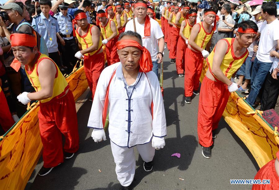 Performers attend a folk cultural festivity in Pingxiang, east China&apos;s Jiangxi Province, May 26, 2017. The event, highlighting folk arts such as traditional dance, drums and various performances, was to celebrate the upcoming Chinese traditional Duanwu Festival, or Dragon Boat Festival, which falls on May 30 this year. (Xinhua/Peng Zhaozhi) 