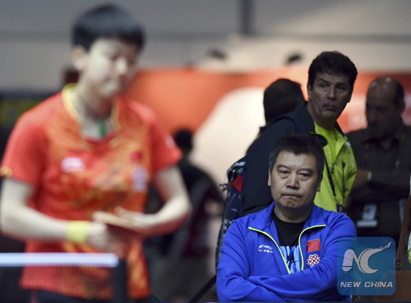 Li Sun is watching Mu Zi's game at the ITTF World Championships on May 30. (Xinhua/Tao Xiyi) 