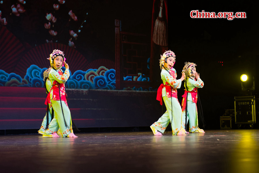 “六一”国际儿童节来临之际，中国宋庆龄基金会于5月31日在京举办“丝路童心·筑梦未来”活动。少年儿童表演《梨园情》、《百花盛开》等京剧曲目，唱出十足京腔京韵。[中国网 陈博渊 摄]
