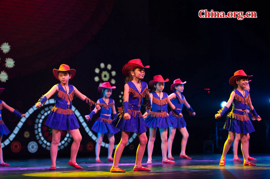 “六一”国际儿童节来临之际，中国宋庆龄基金会于5月31日在京举办“丝路童心·筑梦未来”活动。来自北京芳草地国际学校的学生表演《小小牛仔》舞蹈。[中国网 / 陈博渊 摄]