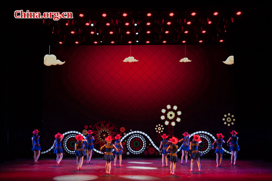 “六一”国际儿童节来临之际，中国宋庆龄基金会于5月31日在京举办“丝路童心·筑梦未来”活动。来自北京芳草地国际学校的学生表演《小小牛仔》舞蹈。[中国网 / 陈博渊 摄]