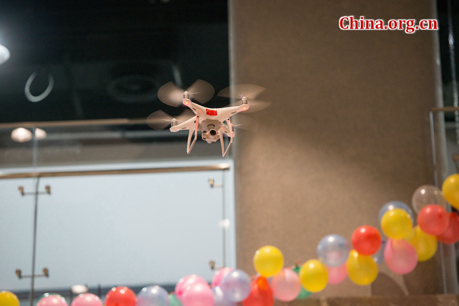 5月31日，中国宋庆龄基金会举办了名为“丝路童心 筑梦未来”的活动，邀请“一带一路”国家在京儿童共度“六一”国际儿童节。在室内无人机编队飞行展示环节，动感的音乐配合戏剧化的表演，无人机编队表演在空中施展才能，酷炫的现代科技让孩子们转瞬间进入了另一个世界。[中国网 / 陈博渊 摄]