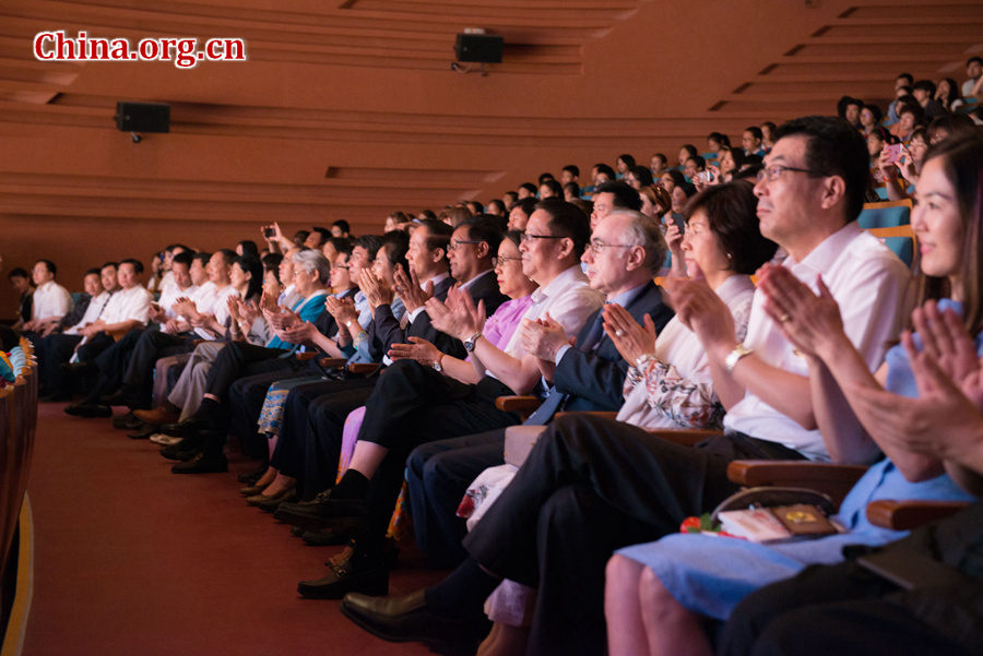 5月31日，来自40多个国家和地区的大约700多名少年儿童在中国宋庆龄青少年科技文化交流中心参加“丝路童心•筑梦未来”大型“六一”儿童节庆祝活动。来自北京七一小学的小小舞蹈家表演《我与大海做朋友》。嘉宾和观众对表演致以掌声。[中国网 陈博渊 / 摄影]