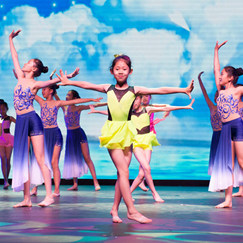 5月31日，来自40多个国家和地区的大约700多名少年儿童在中国宋庆龄青少年科技文化交流中心参加“丝路童心•筑梦未来”大型“六一”儿童节庆祝活动。来自北京七一小学的小小舞蹈家表演《我与大海做朋友》。[中国网 陈博渊 / 摄影]