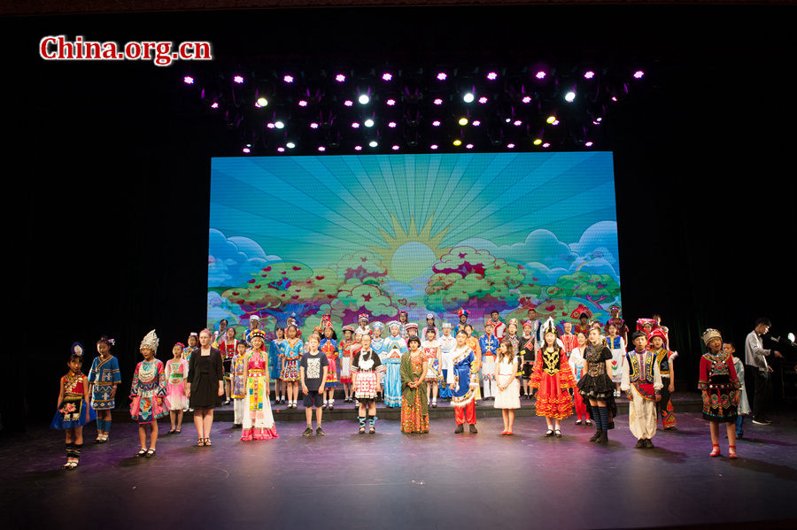 Chinese and international children sing 'What a Wonderful World' and 'Song and Smile' at a grand gala in Beijing on May 31, as part of an event celebrating the upcoming International Children's Day. The event is held by Beijing-based prestigious organization China Soong Ching Ling Foundation. [Photo by Chen Boyuan/China.org.cn]