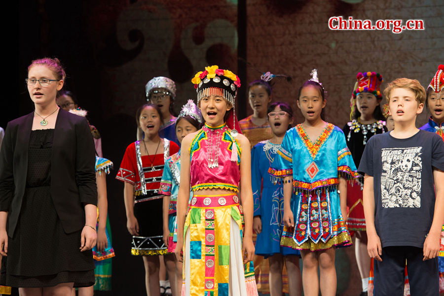 Chinese and international children sing 'What a Wonderful World' and 'Song and Smile' at a grand gala in Beijing on May 31, as part of an event celebrating the upcoming International Children's Day. The event is held by Beijing-based prestigious organization China Soong Ching Ling Foundation. [Photo by Chen Boyuan/China.org.cn]