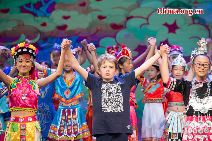 Chinese and international children sing 'What a Wonderful World' and 'Song and Smile' at a grand gala in Beijing on May 31, as part of an event celebrating the upcoming International Children's Day. The event is held by Beijing-based prestigious organization China Soong Ching Ling Foundation. [Photo by Chen Boyuan/China.org.cn]