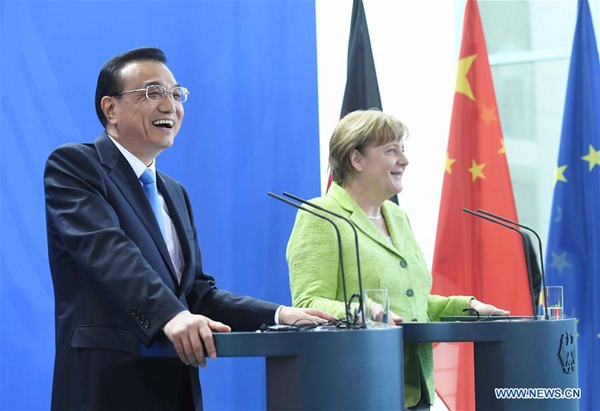Chinese Premier Li Keqiang and his German counterpart Angela Merkel meet reporters at a joint press conference in Berlin, Germany, June 1, 2017. [Photo/Xinhua]