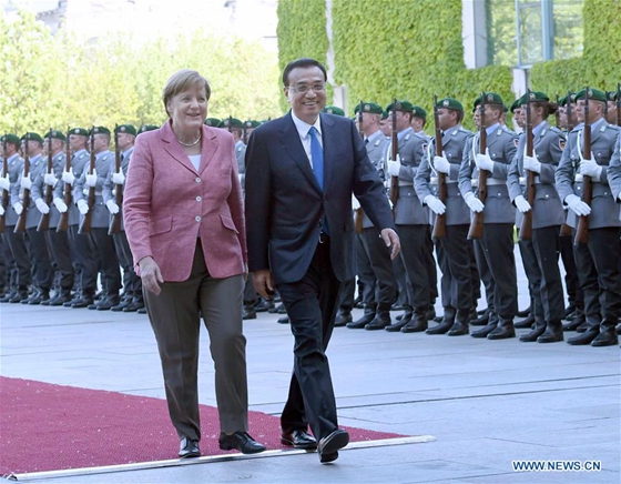 Chinese Premier Li Keqiang (R) attends a welcome ceremony held by German chancellor Angela Merkel before an annual meeting between Chinese and German heads of government in Berlin, Germany, May 31, 2017. [Photo/Xinhua]