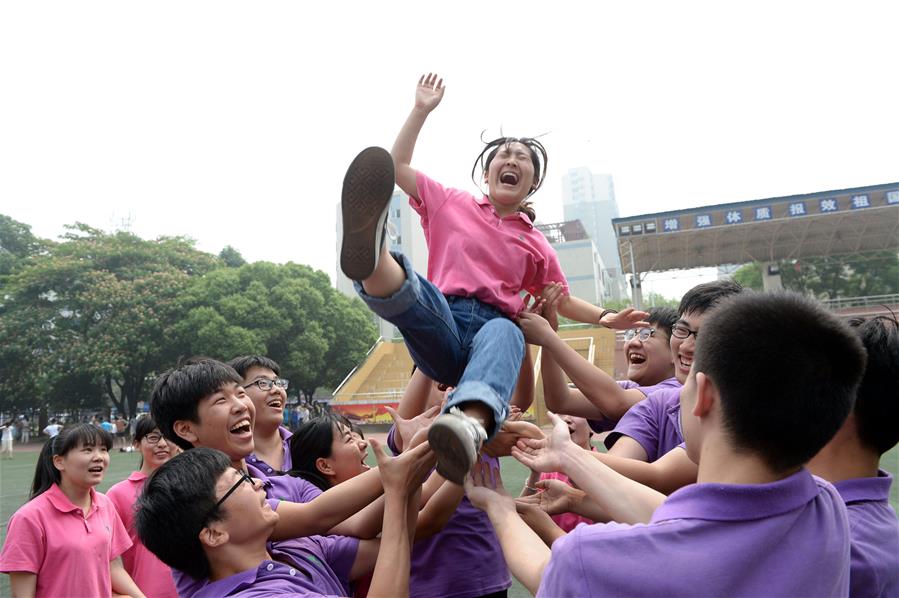 Candidates of the college entrance exam take part in an outdoor activity for a relaxation at No. 4 High School in Yiwu City, east China's Zhejiang Province, June 2, 2017. China's national college entrance exam will kick off on June 7. [Photo/Xinhua]