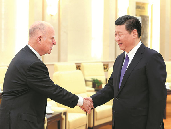 President Xi Jinping meets with California Governor Jerry Brown of the United States at the Great Hall of the People in Beijing on Tuesday. [Photo/China Daily] 