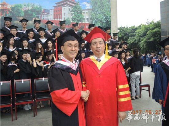 Huang Zushen attends the commencement ceremony at Sichuan University on May, 23, 2017. [Photo/West China City Daily] 