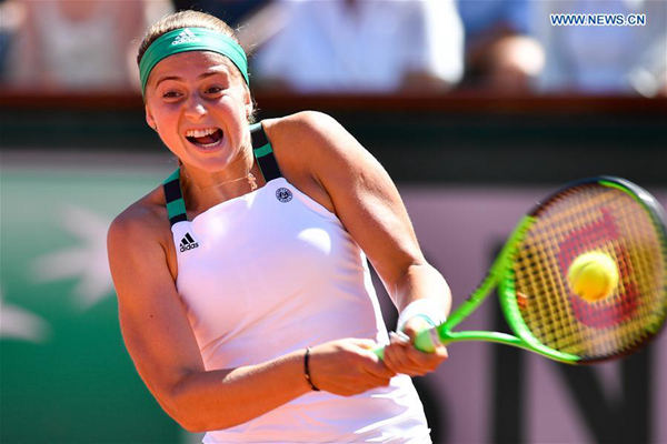 Jelena Ostapenko of Latvia returns the ball to Simona Halep of Romania during the women's singles final at the French Open Tennis Tournament 2017 in Paris, France, on June 10, 2017. (Xinhua/Chen Yichen)