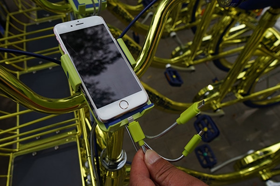 Coolqi's new golden bikes, shown here in Beijing, have charging equipment for phones. [Photo/China Daily] 